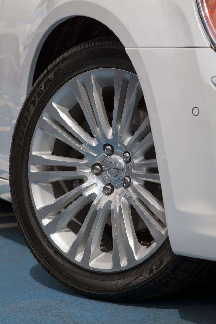  Chrysler 300C 2012 года  (UK) (фото 22 из 91)